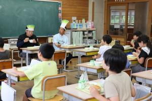 白ねぎ生産農家のおおもりさん、いずみさんと生徒で給食を食べる様子
