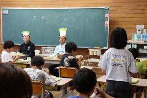 白ねぎについて質問する生徒の様子