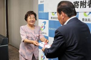 目録贈呈式の様子