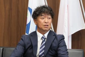 新茶の報告をする永松専務の写真