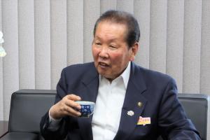 新茶を試飲する佐々木市長の写真