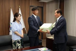 佐々木市長に新茶を贈呈する様子