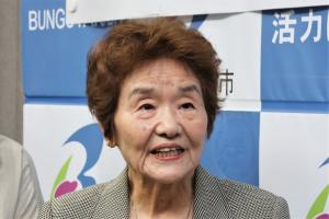 あいさつをする都甲会長