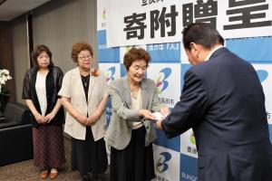 目録贈呈の様子