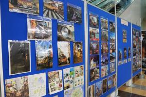 展示されている写真がたくさん写った写真