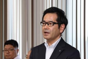 あいさつをする伊藤校長