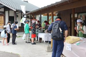 昼食を買い求める参加者