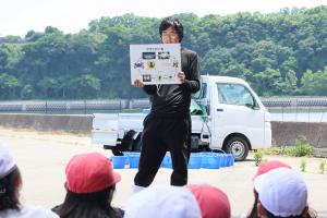 ガザミの生態などを小学生に説明する吉永さん