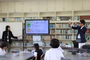 児童に説明する市職員