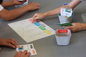 ゲームの答え合わせをする児童の様子