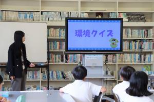 ごみの分別について説明する市職員