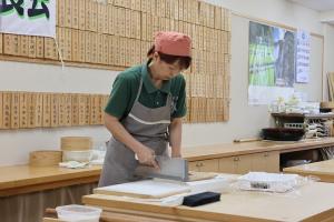そば打ち実演中の写真