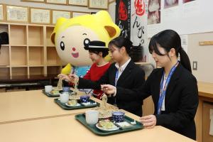 そばを試食している観光アンバサダーなどの写真