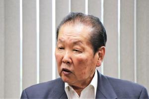 お祝いの言葉を掛ける佐々木市長