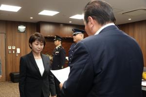 委嘱状をわたされている熊井さんの写真