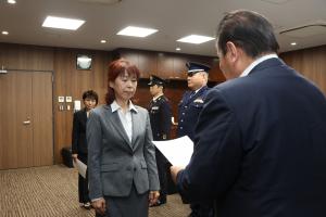 委嘱状を渡されている早田さんの写真