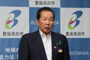 話している佐々木市長の写真