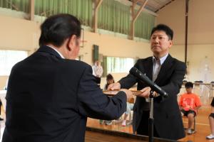 佐々木市長から指定書を受け取る岩木校長