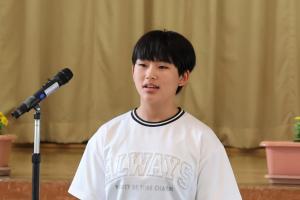 児童代表のあいさつをする濱田さんの写真