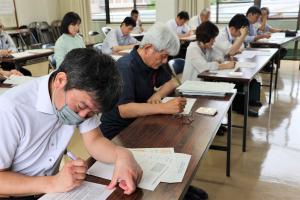 偏見度チェックを行う参加者