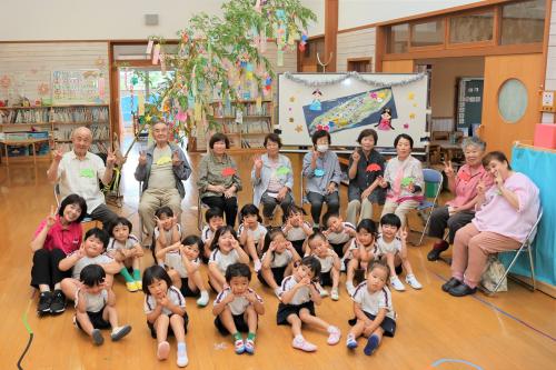 キラリいろ幼稚園の園児と老人クラブの皆さんの集合写真