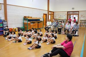 七夕について学ぶための読み聞かせの様子