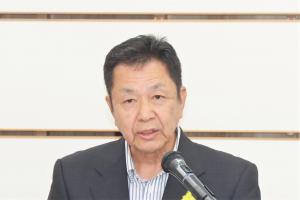 運動方針等を説明する早田委員