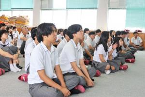 熱心に話を聞く生徒たち