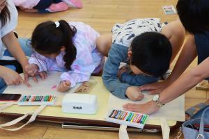 並んで絵を描いている園児ふたりの写真