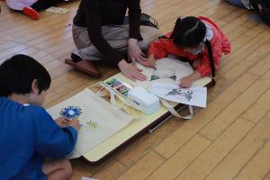 絵を描いている園児ふたりの写真