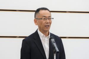 来賓の方があいさつしている写真2枚目