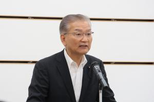 佐藤之則大分県議会議員があいさつしている写真