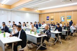 参加者が議事を聞いている写真