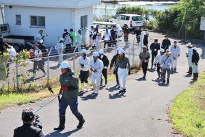 開会式の後、清掃活動に向かう参加者