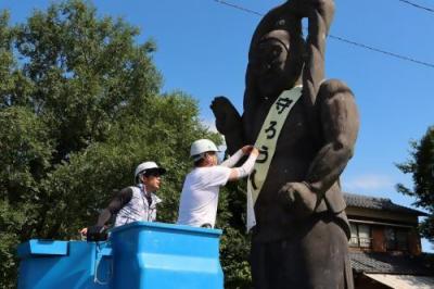 犬田交差点仁王像のタスキ掛け