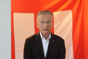 あいさつをしている佐藤県議会議員の写真
