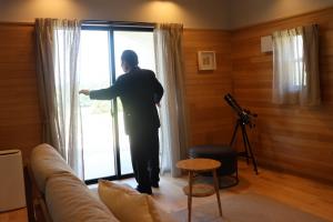 施設の中を見ている佐々木市長の写真