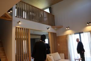 施設の中をみている関係者の写真