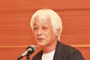 あいさつをする田中会長