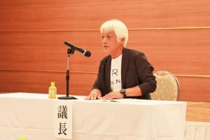 議事進行をする田中会長