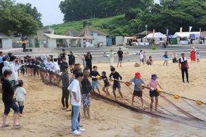 地引網を引いている子どもたちの写真
