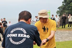 香々地会場での佐々木市長からの記念品贈呈