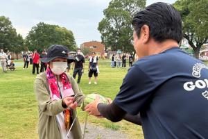 高田会場での安田副市長からの記念品贈呈