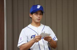 あいさつをしている濱生監督の写真