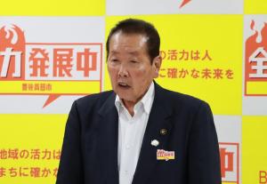 激励の言葉をかけている佐々木市長の写真