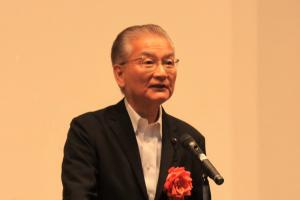あいさつをする佐藤之則大分県議会議員の写真