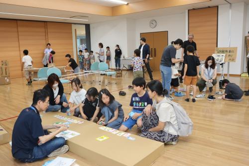 様々なブースで楽しく防災を学んでいる参加者たちの写真