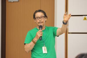 講演をしている講師の田中さんの写真