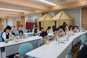 防災食を食べている参加者たちの写真