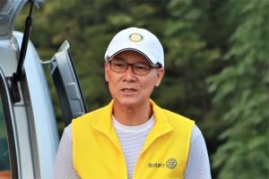 あいさつをする山田会長